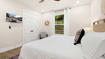 4 bedrooms, desk, iron/ironing board, WiFi