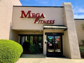 Free Access to Mega Fitness Gym - S Hampton 706A Studio Oceanview in Kingston, Pool (Myrtle Beach)