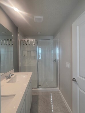 Bathroom - Peaceful 3-bedroom townhome with AC in charming Parrish (Parrish)