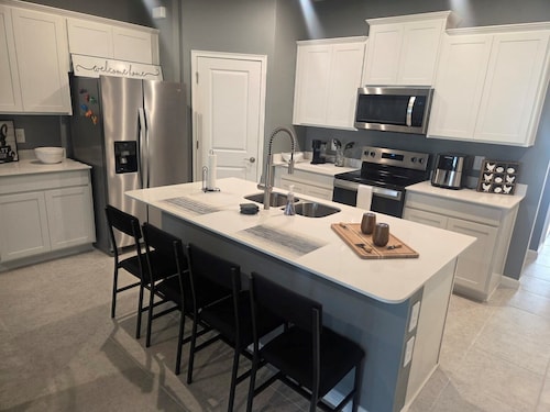 Peaceful 3-bedroom townhome with AC in charming Parrish