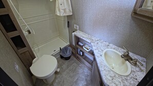 Un bany amb vàter, rentapla i dutxera.