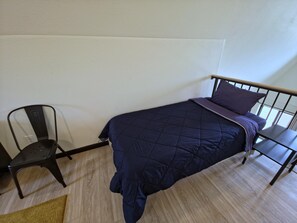 1 bedroom, bed sheets