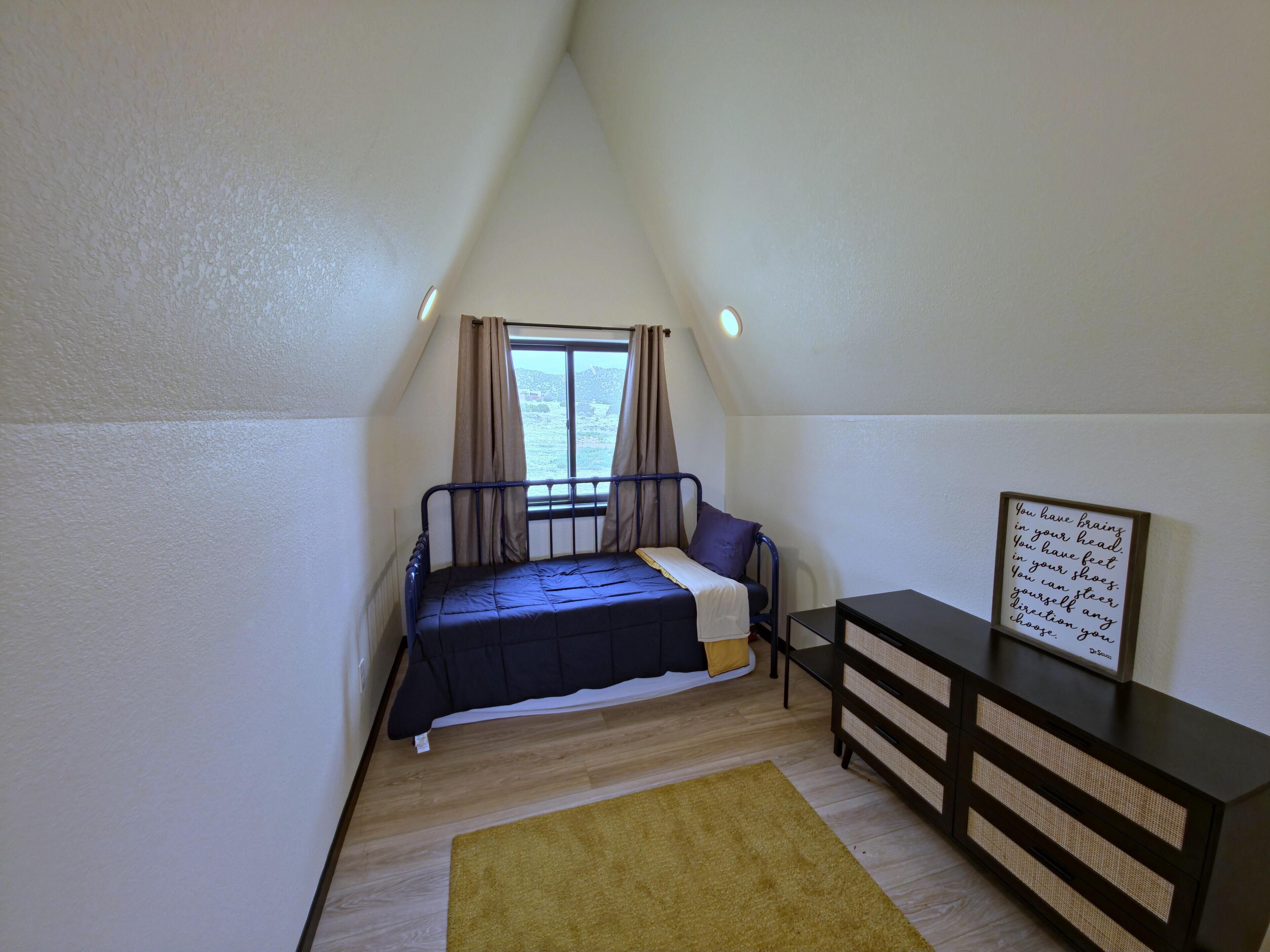 1 bedroom, bed sheets