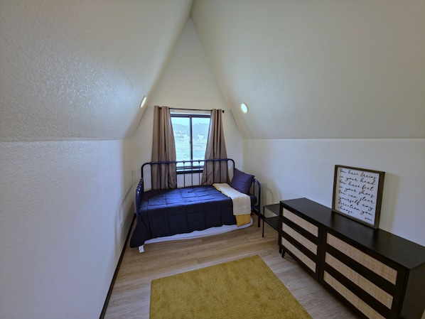 1 bedroom, bed sheets