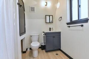 Bathroom - Cabin 2 | Betelgeuse | Pet Friendly - Pet-friendly A-frame cabin with loft and full kitchen (Penrose)