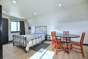 Room - Cabin 2 | Betelgeuse | Pet Friendly - Pet-friendly A-frame cabin with loft and full kitchen (Penrose)