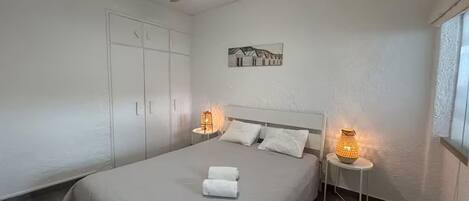 4 bedrooms, iron/ironing board, WiFi (free)