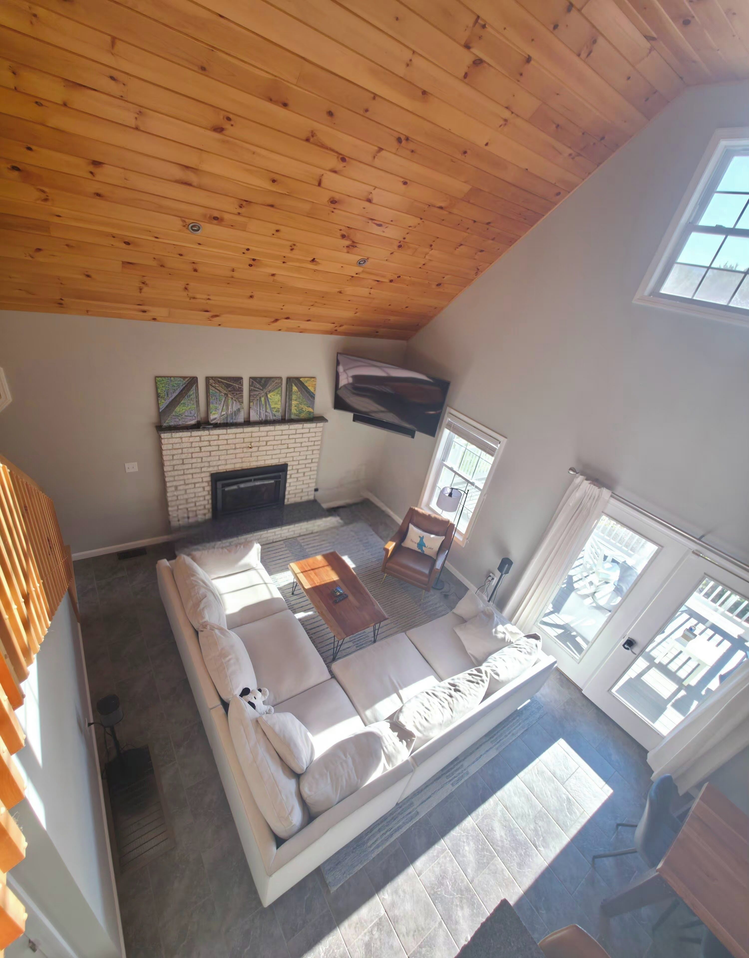 Smart TV, chimenea y estéreo 