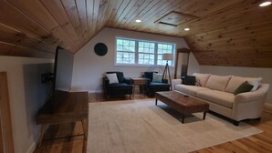Smart TV, fireplace, stereo
