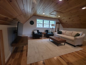 Smart TV, chimenea y estéreo