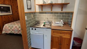 Cafetière/bouilloire, réfrigérateur, micro-ondes, plaque de cuisson