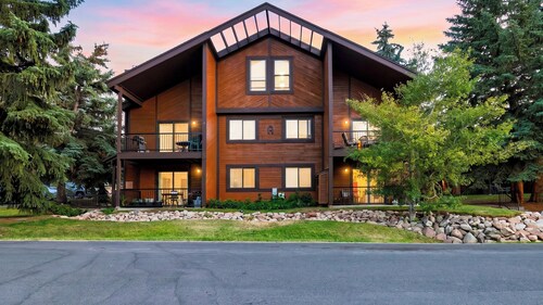 Cabriolet Chalet by Avantstay King Suite + Bunk Loft + BBQ Deck Walk to Lift + Pool Access