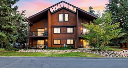 Cabriolet Chalet by Avantstay King Suite + Bunk Loft + BBQ Deck Walk to Lift + Pool Access