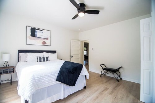 Updated Downtown Fort Mill home -3 Queens-Sleeps 6