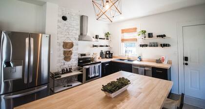 Updated Downtown Fort Mill home -3 Queens-Sleeps 6