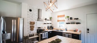 Updated Downtown Fort Mill home -3 Queens-Sleeps 6
