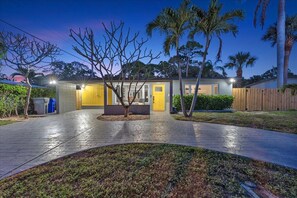 Exterior - Pompano Beach Escape - POOL, MINI GOLF & 1 MILE TO BEACH!! (Pompano Beach)
