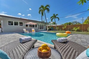 Outdoor pool, a heated pool - Pompano Beach Escape - POOL, MINI GOLF & 1 MILE TO BEACH!! (Pompano Beach)