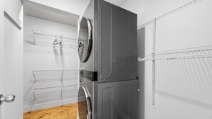 Una cucina compatta con frigorifero integrato e pavimento in legno.