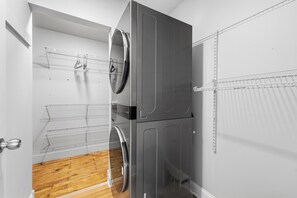 Eine kleine Küche mit einem eingebauten Kühlschrank und Holzboden.