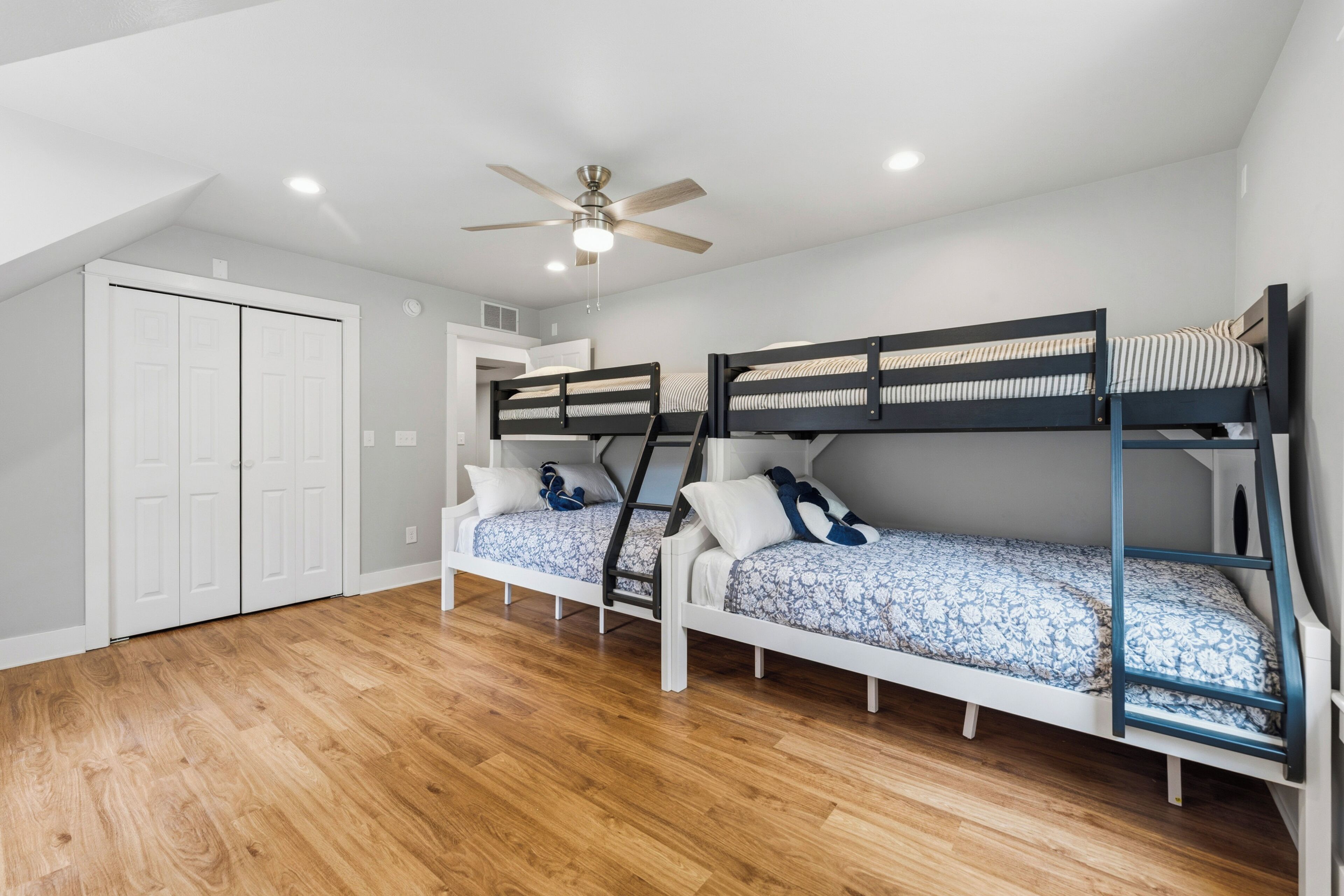 5 bedrooms, WiFi, bed sheets