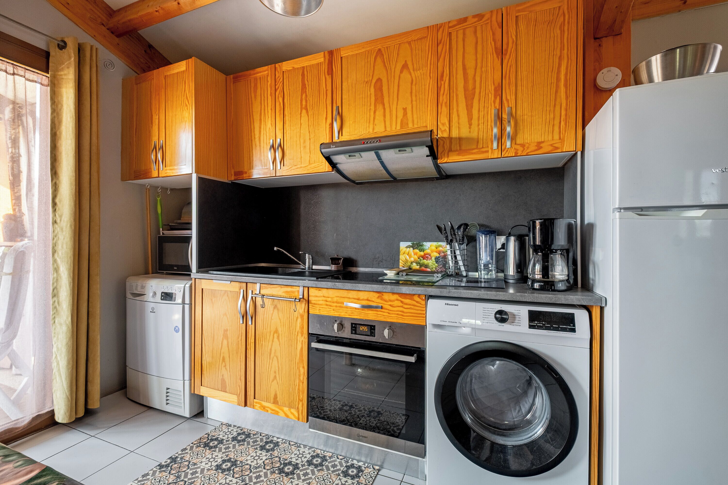 Réfrigérateur, four à micro-ondes, un four, surface de cuisson