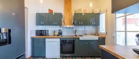 Een koelkast, een magnetron, een oven, een kookplaat