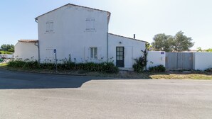 A single-story building with a flat roof and a small front porch. - Villa Insula - Proche plage - Jardin (Les Portes-en-Ré)