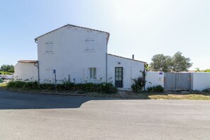 Ein eingeschossiges Gebäude mit Flachdach und einer kleinen Veranda.