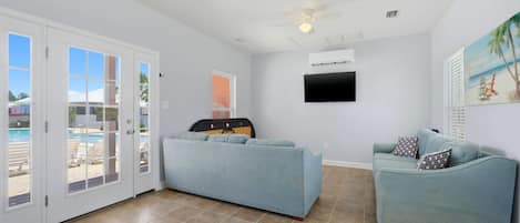 House, Multiple Beds (Rookery III 5004 - Beach Buddies) | Living area