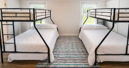 Olivet Cottage, Sleeps 14, Family Friendly Retreat Minutes from Paducah