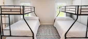 Olivet Cottage, Sleeps 14, Family Friendly Retreat Minutes from Paducah