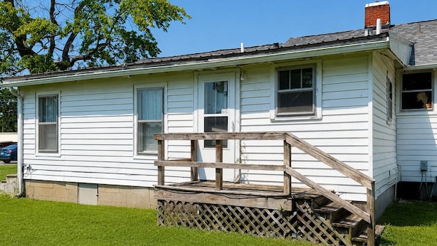 A single-story white house with a wooden porch and a brick chimney. - Olivet Cottage, Sleeps 14, Family Friendly Retreat Minutes from Paducah (Paducah)