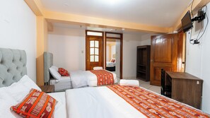 Desk, laptop workspace - Inka House Cusco Inn (Cusco)