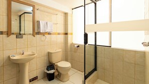 Shower, hair dryer, towels, soap - Inka House Cusco Inn (Cusco)