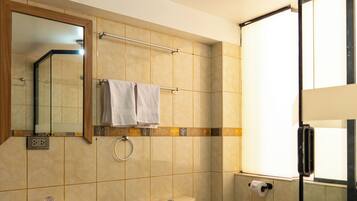 Douche, sèche-cheveux, serviettes fournies, savon