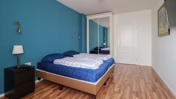 Apartment | 2 bedrooms, iron/ironing board, individually furnished, bed sheets