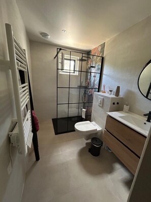 Bathroom - Vrbo Property (SAINT-DENIS-EN-MARGERIDE)