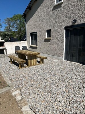 Outdoor dining - Vrbo Property (SAINT-DENIS-EN-MARGERIDE)
