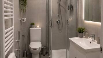 Douche, sèche-cheveux, bidet, serviettes fournies