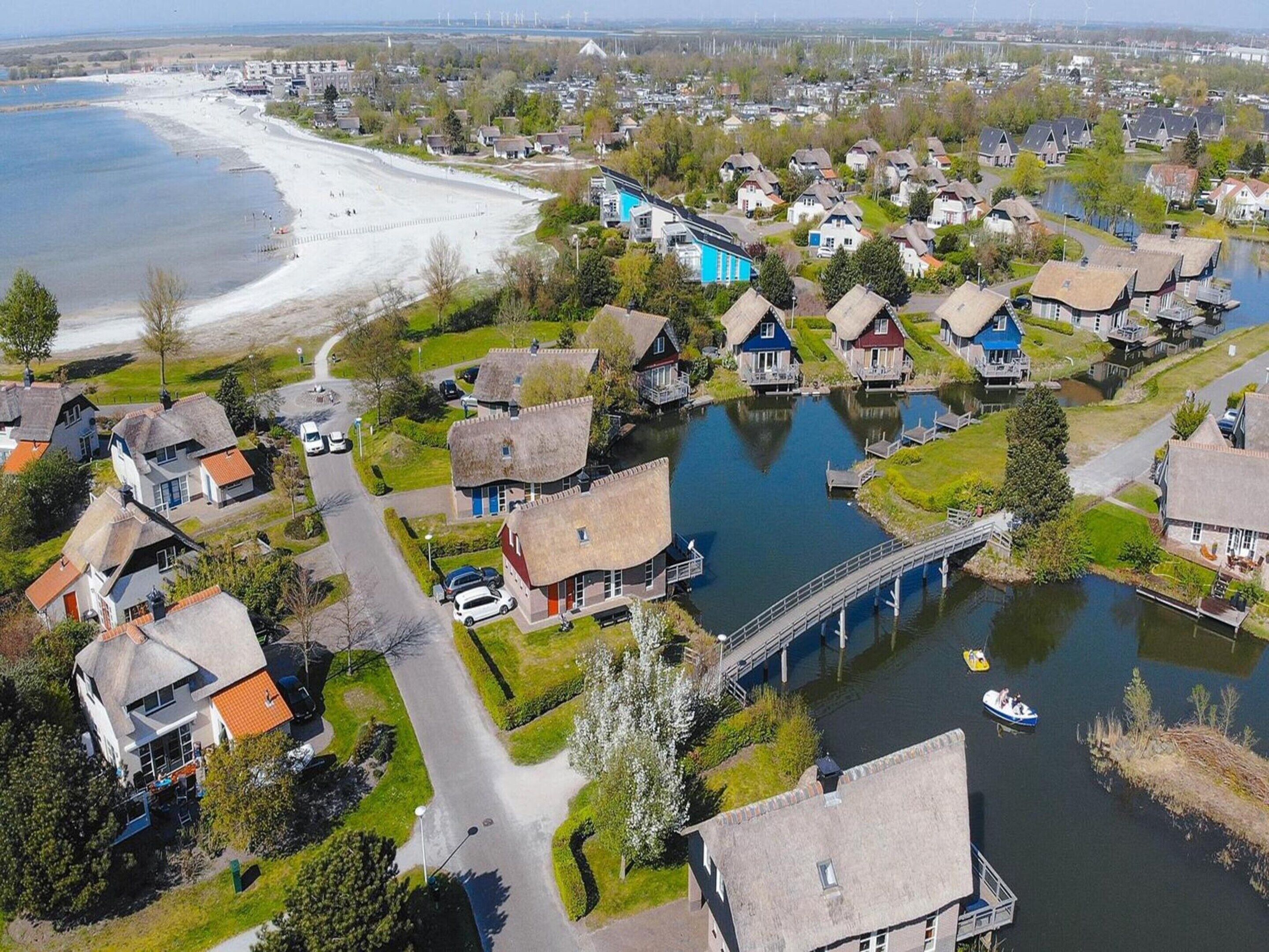 Et boligområde med huse, en strand og et vandareal.