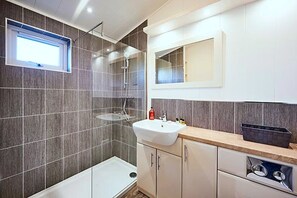 Chalet | Bathroom | Bathtub - Picturesque Lakeside Cabin for 4 (Perth)