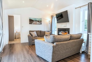 Chalet | Living room | Fireplace - Picturesque Lakeside Cabin for 4 (Perth)