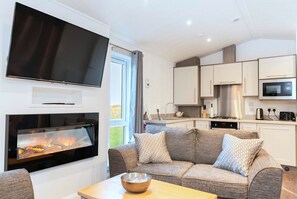 Chalet | Living room | Fireplace - Picturesque Lakeside Cabin for 4 (Perth)