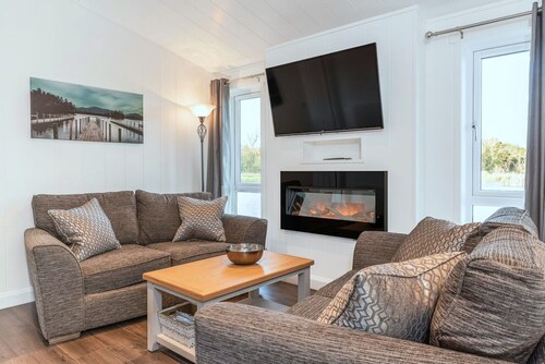 Picturesque Lakeside Cabin for 4