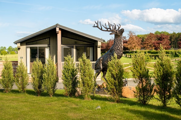 Picturesque Lakeside Cabin For 4 - Scotland