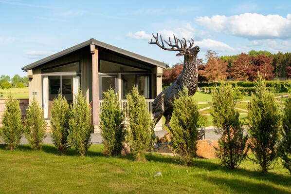 Chalet | Property grounds - Picturesque Lakeside Cabin for 4 (Perth)