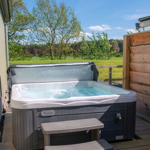 Chalet | Outdoor spa tub - Picturesque Lakeside Cabin for 4 (Perth)
