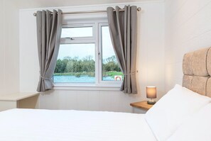 Chalet | 2 bedrooms, iron/ironing board - Picturesque Lakeside Cabin for 4 (Perth)