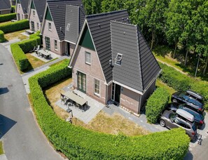 Zona residencial con varias casas, cada una con techo inclinado y construcción de ladrillo.